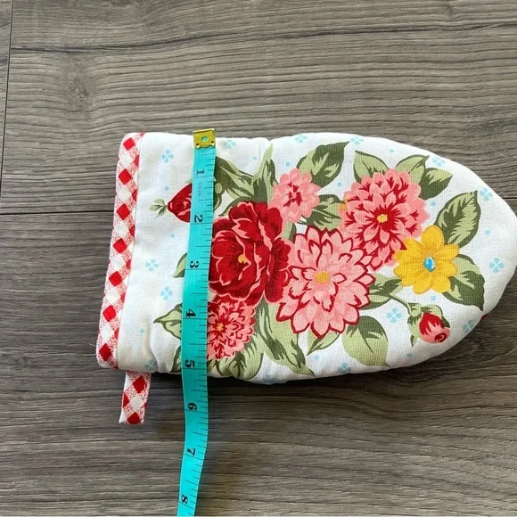 The Pioneer Women Multicolored Oven Mitt Grippy Details On Grasp floral - Picture 6 of 6